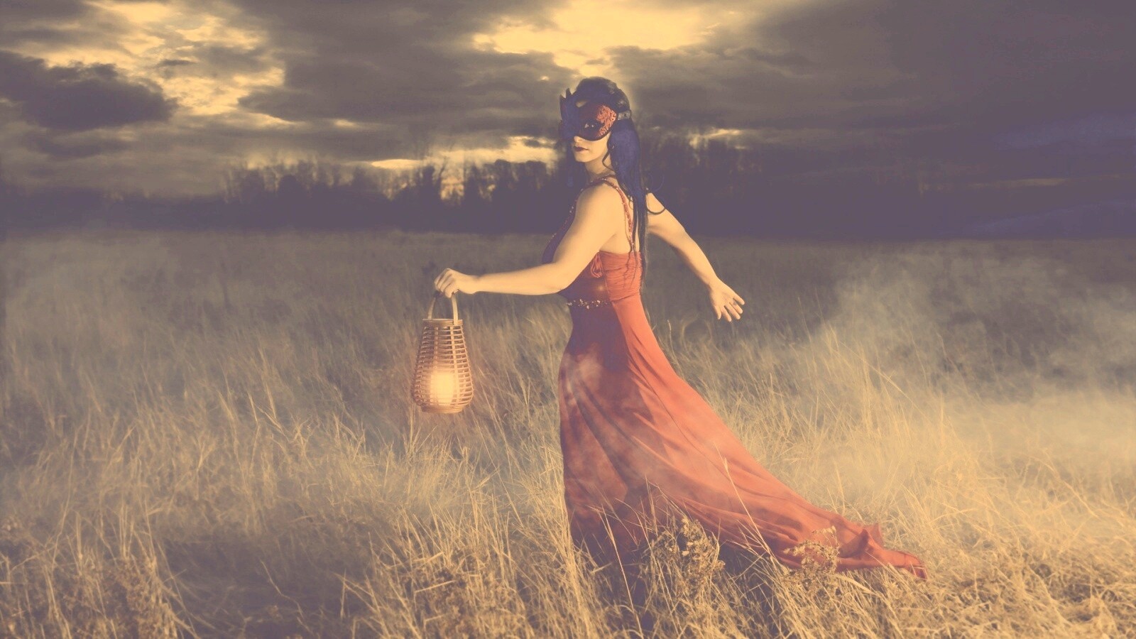 Девушка со свечей обои