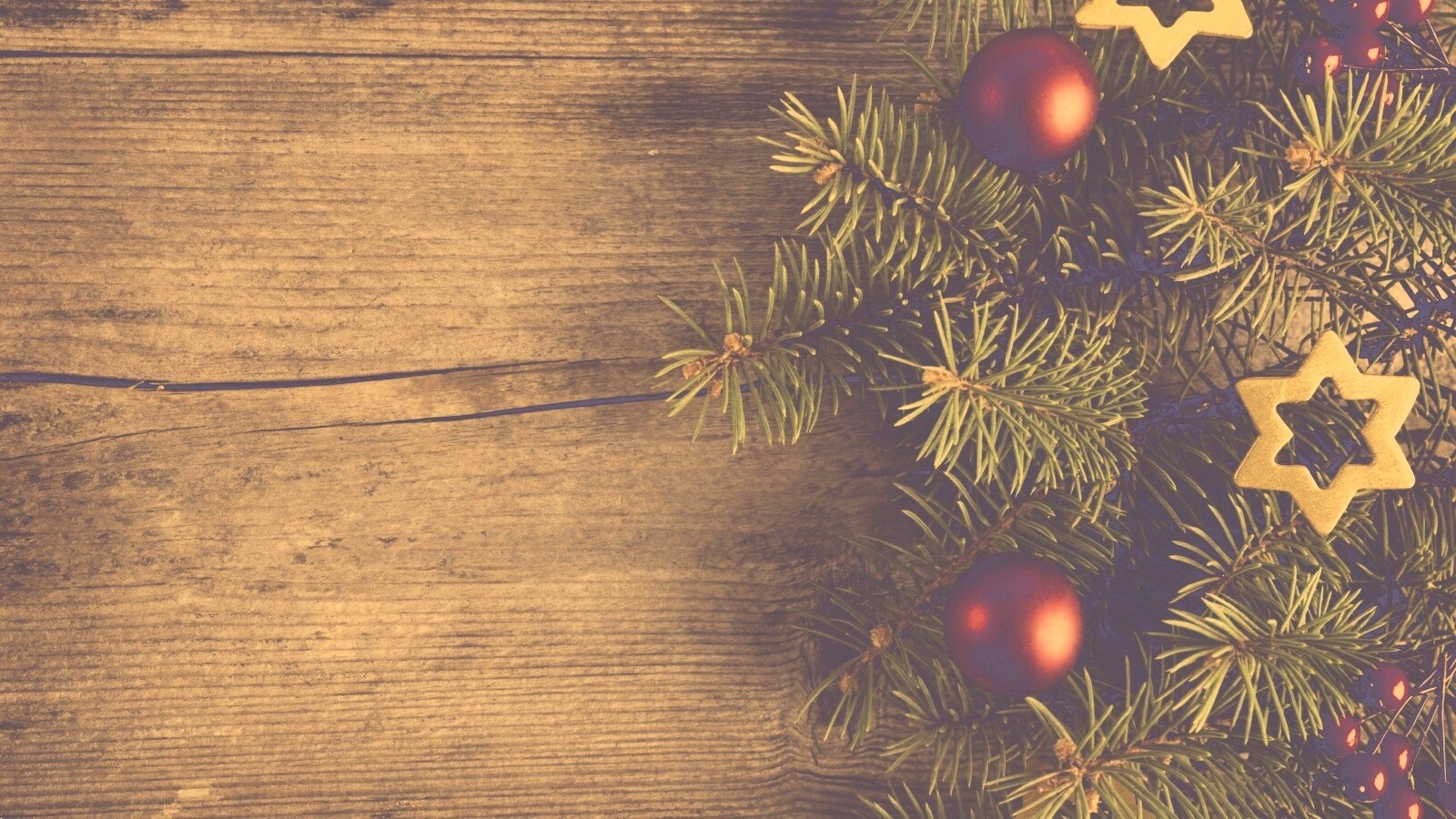 Новогодние игрушки на еловой ветке обои