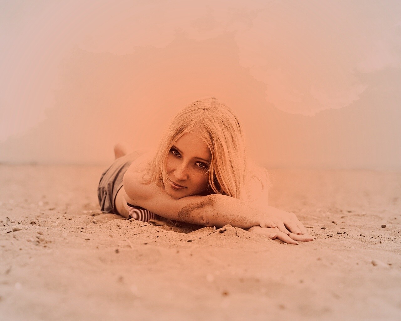 Девушка на пляже обои