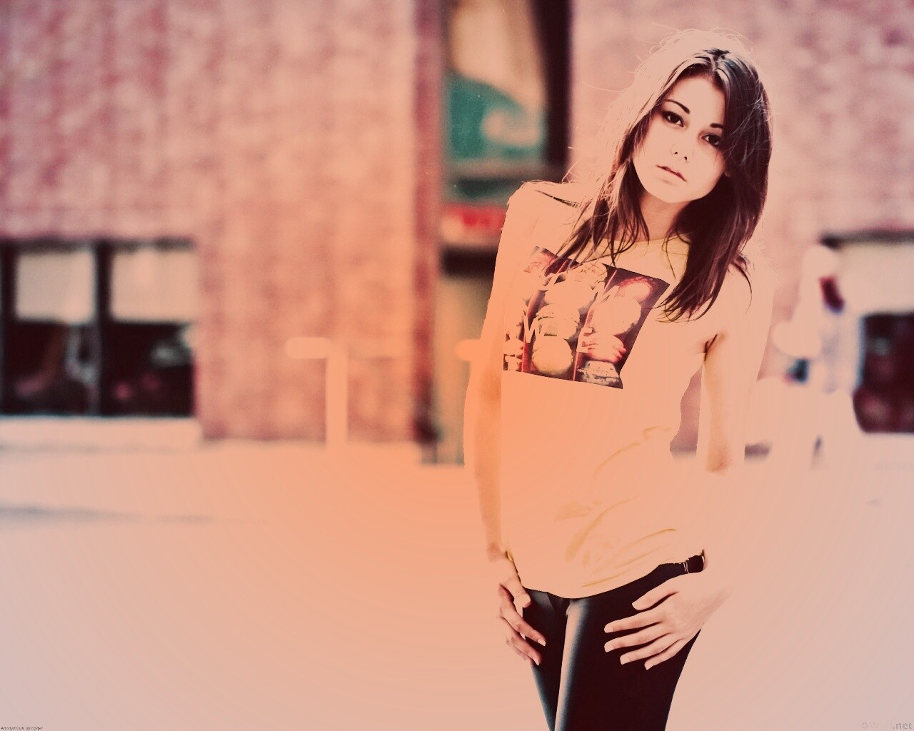 Молодая девушка в городе обои