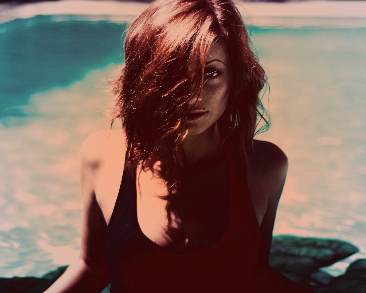 Девушка рядом с бассейном обои