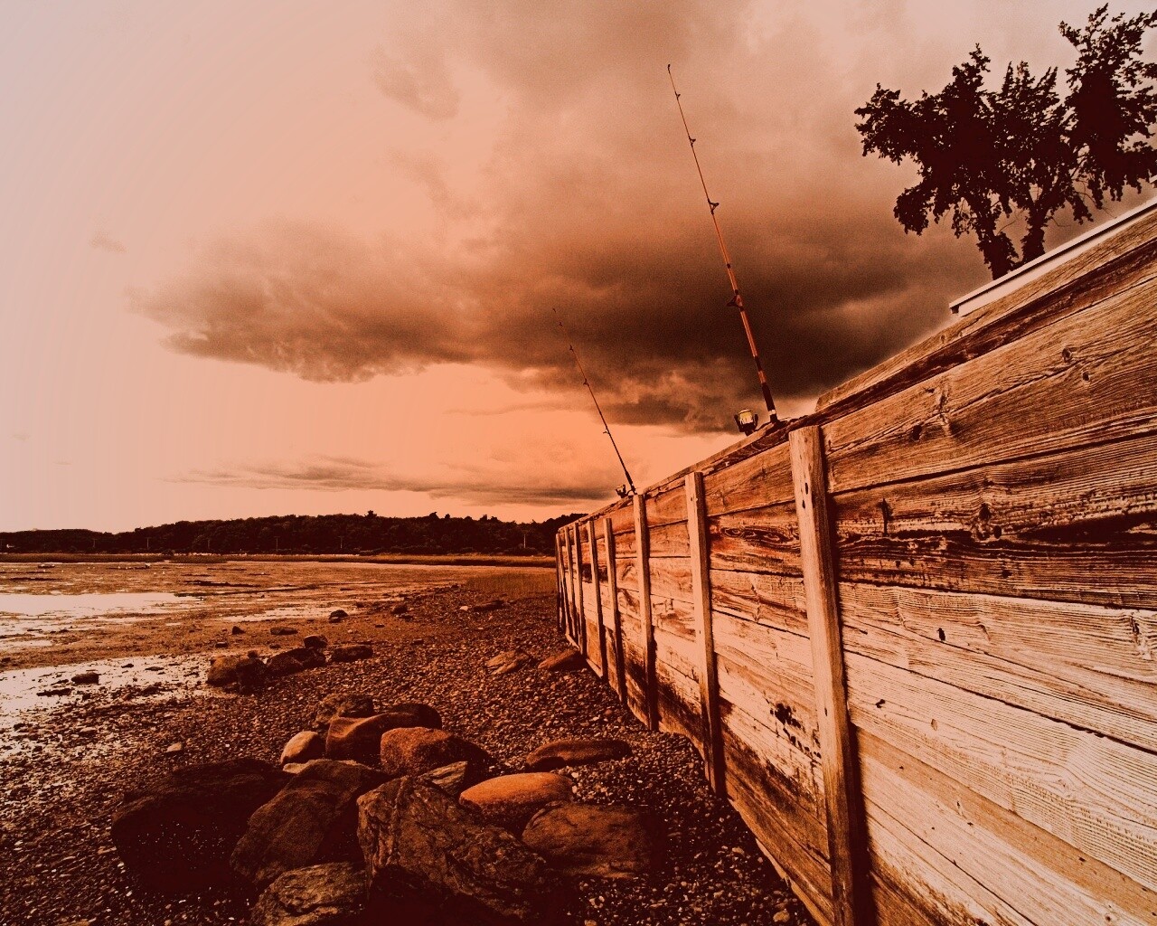 Отлив у деревянной набережной обои