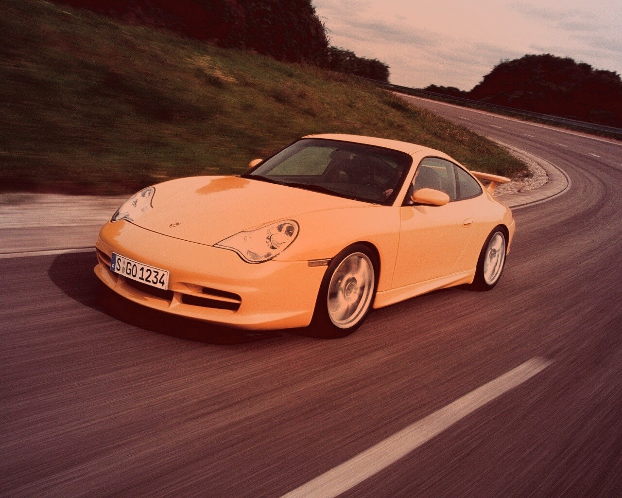 Желтый порш на повороте обои