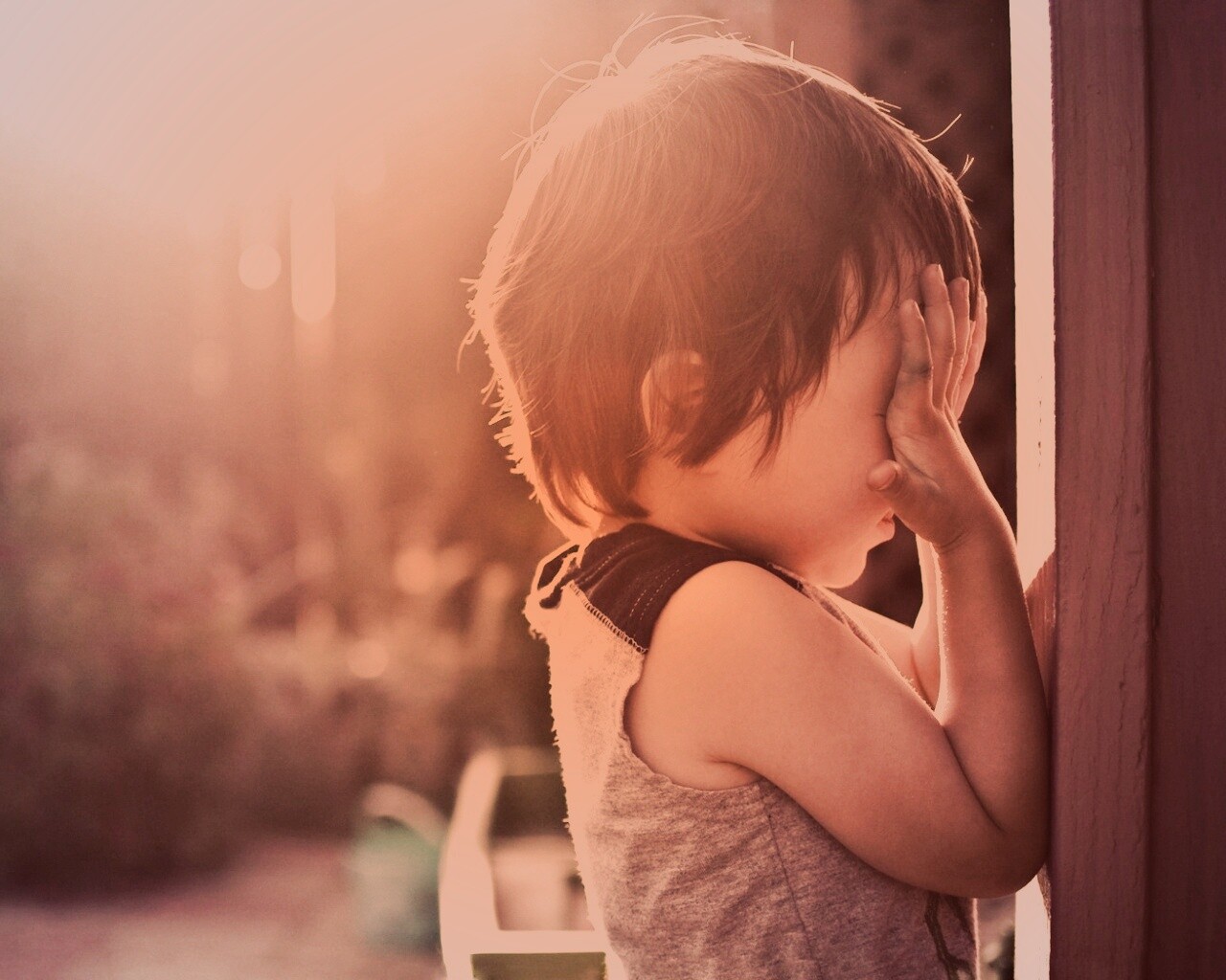 Малыш играет в прятки обои