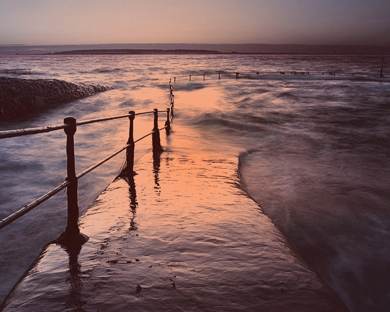 Пирс уходящий в море обои