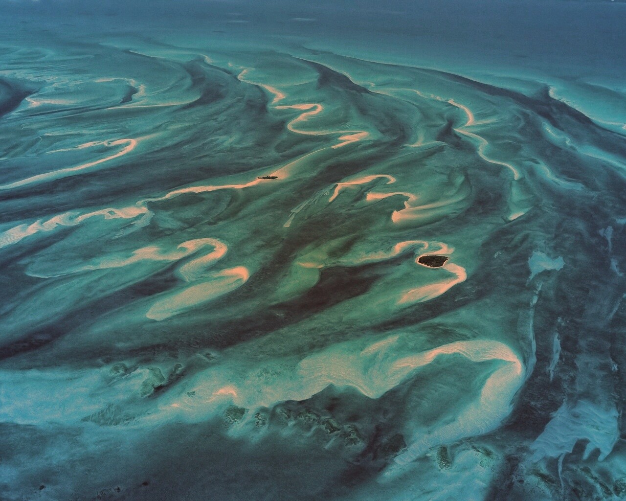 Остров среди лазурных рифов обои