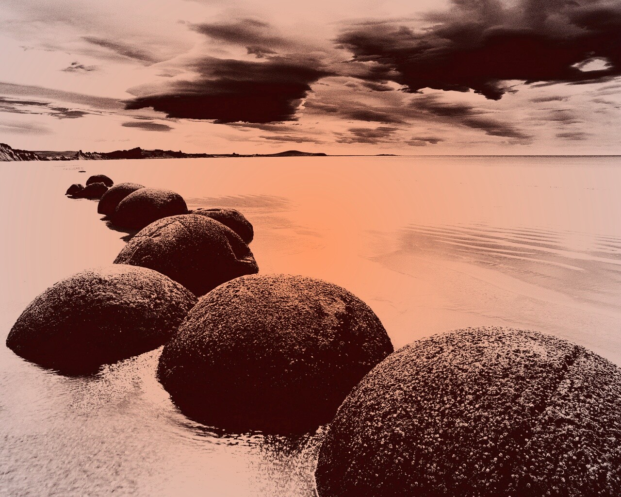 Круглые камни на берегу обои