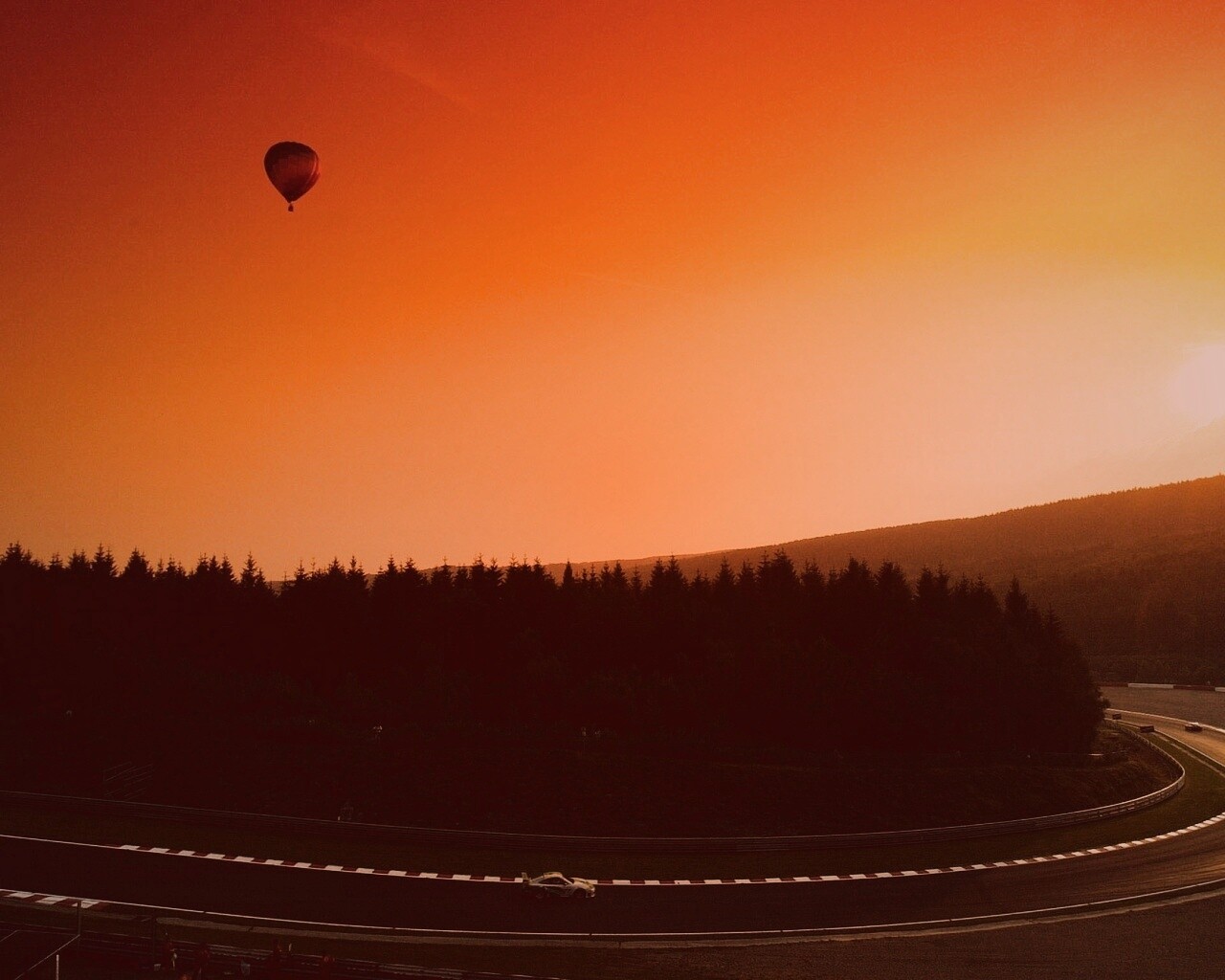 Воздушный шар над треком обои