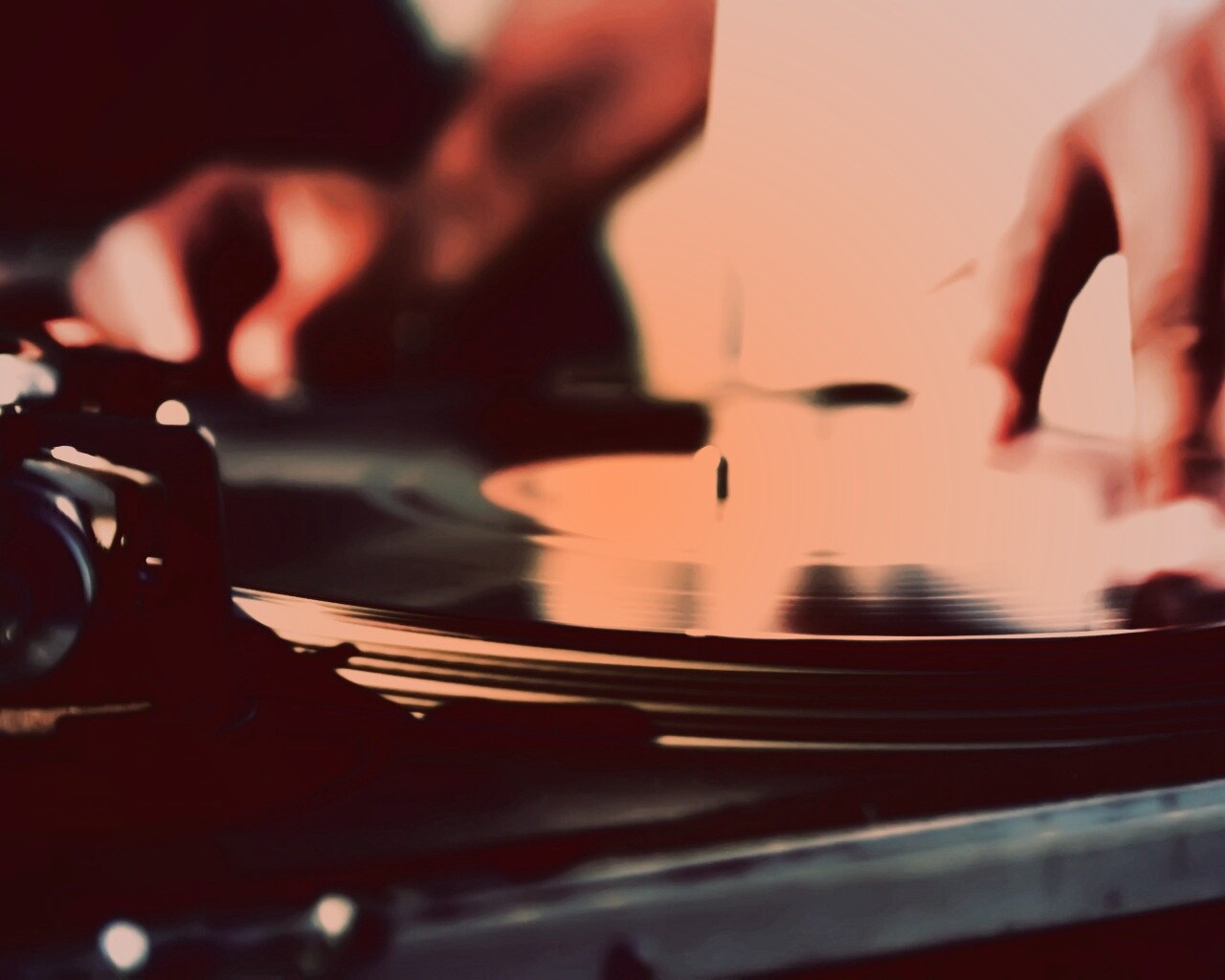 Винил на диджейском пульте обои