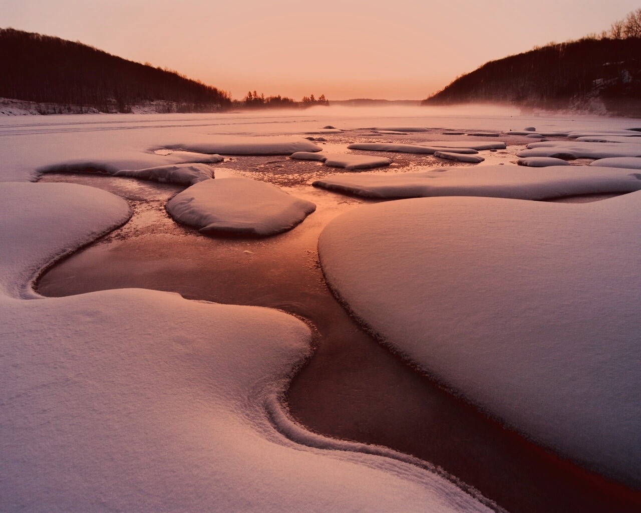 Полынья на замерзшем озере обои