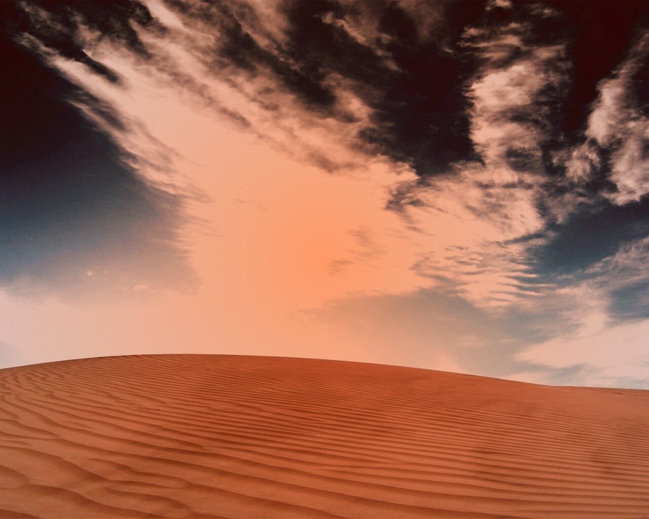 Облака над пустыней обои