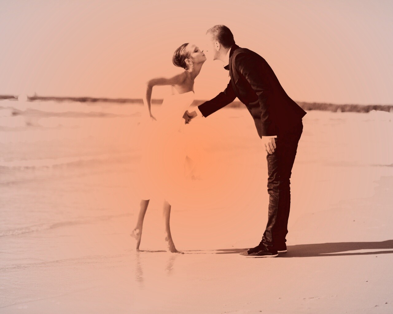 Поцелуй на пляже обои
