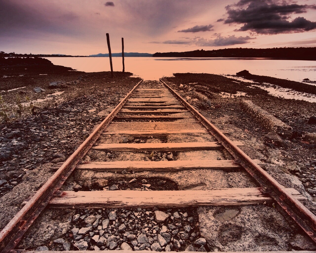 Рельсы обрывающиеся в воду обои