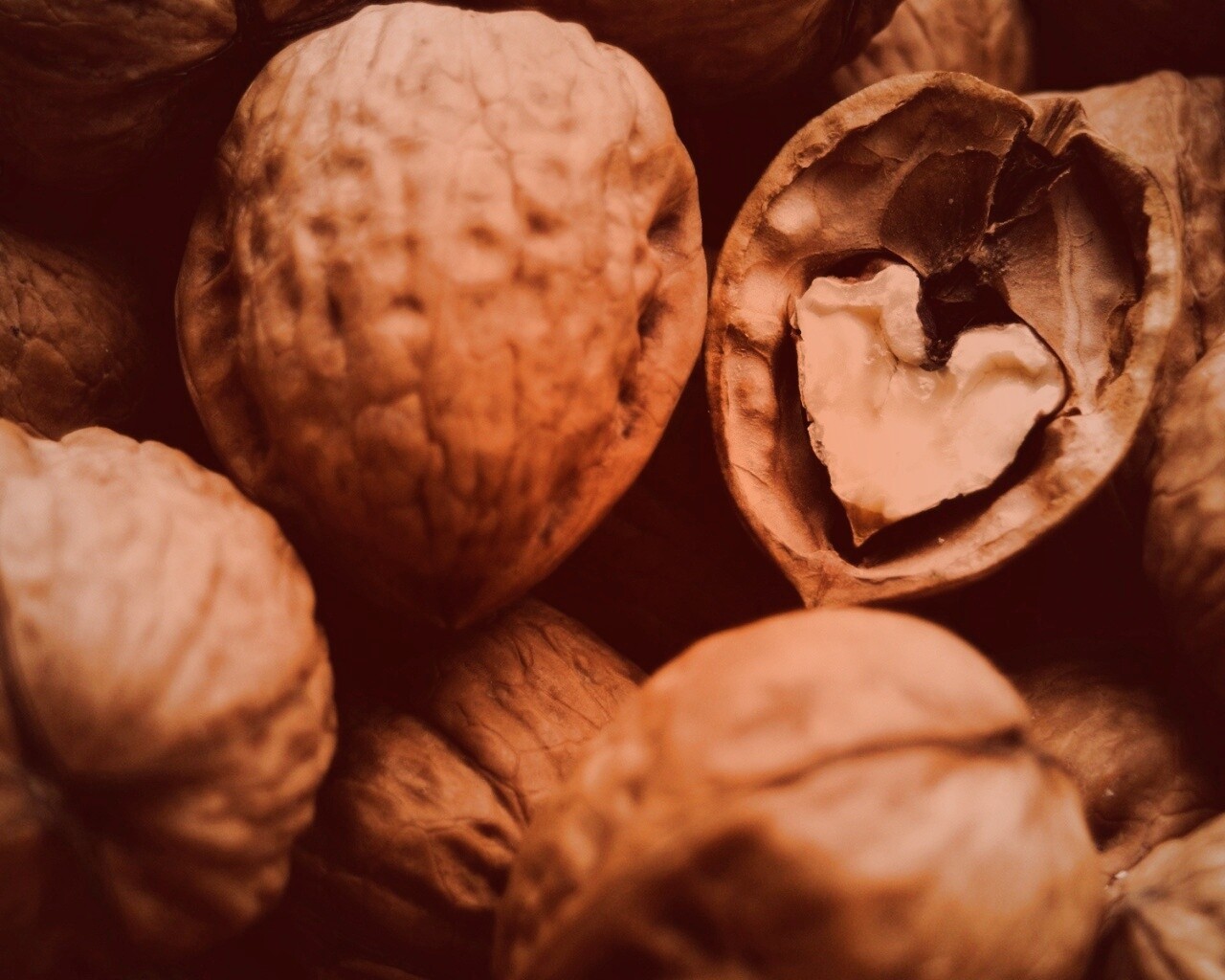 Расколотый орех обои