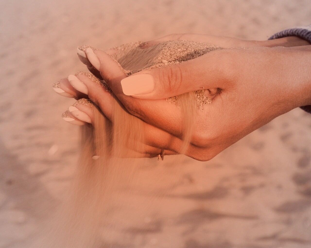 Песок сквозь пальцы обои