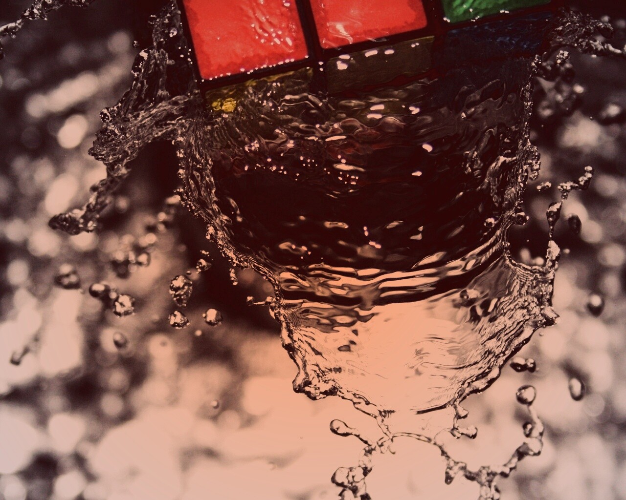 Кубик рубика в воде обои