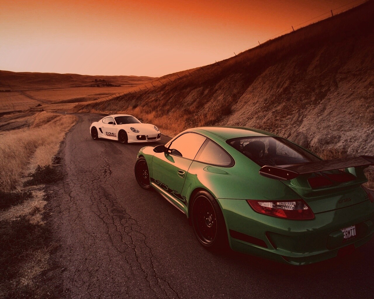 Два порша на горной дороге обои