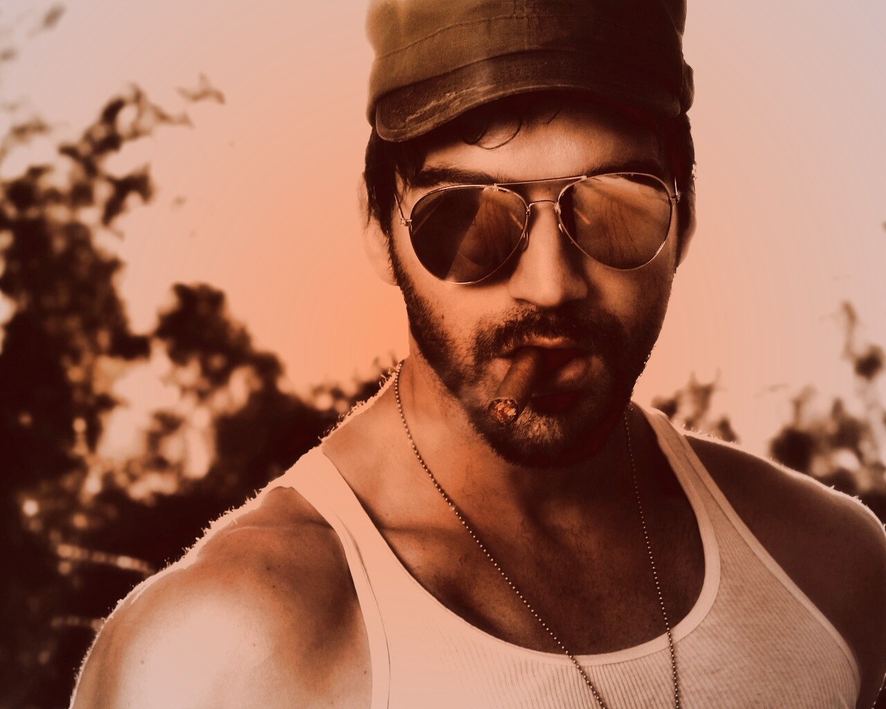 Суровый парень с сигарой обои