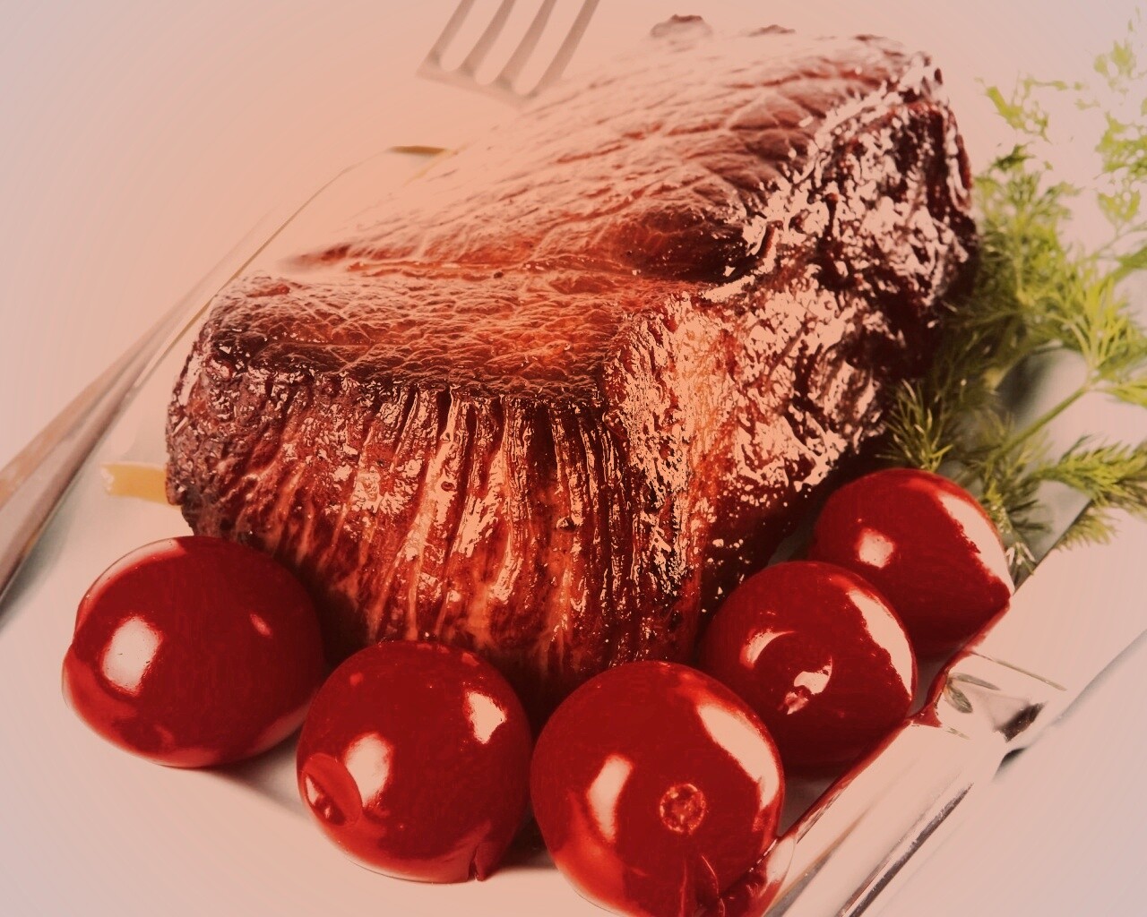 Стейк с помидорами обои