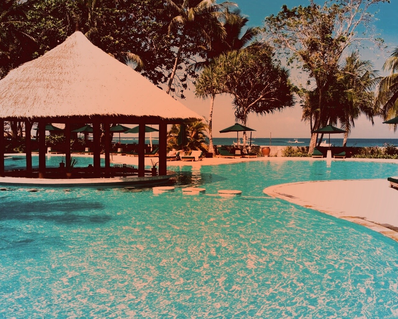 Бассейн отеля обои