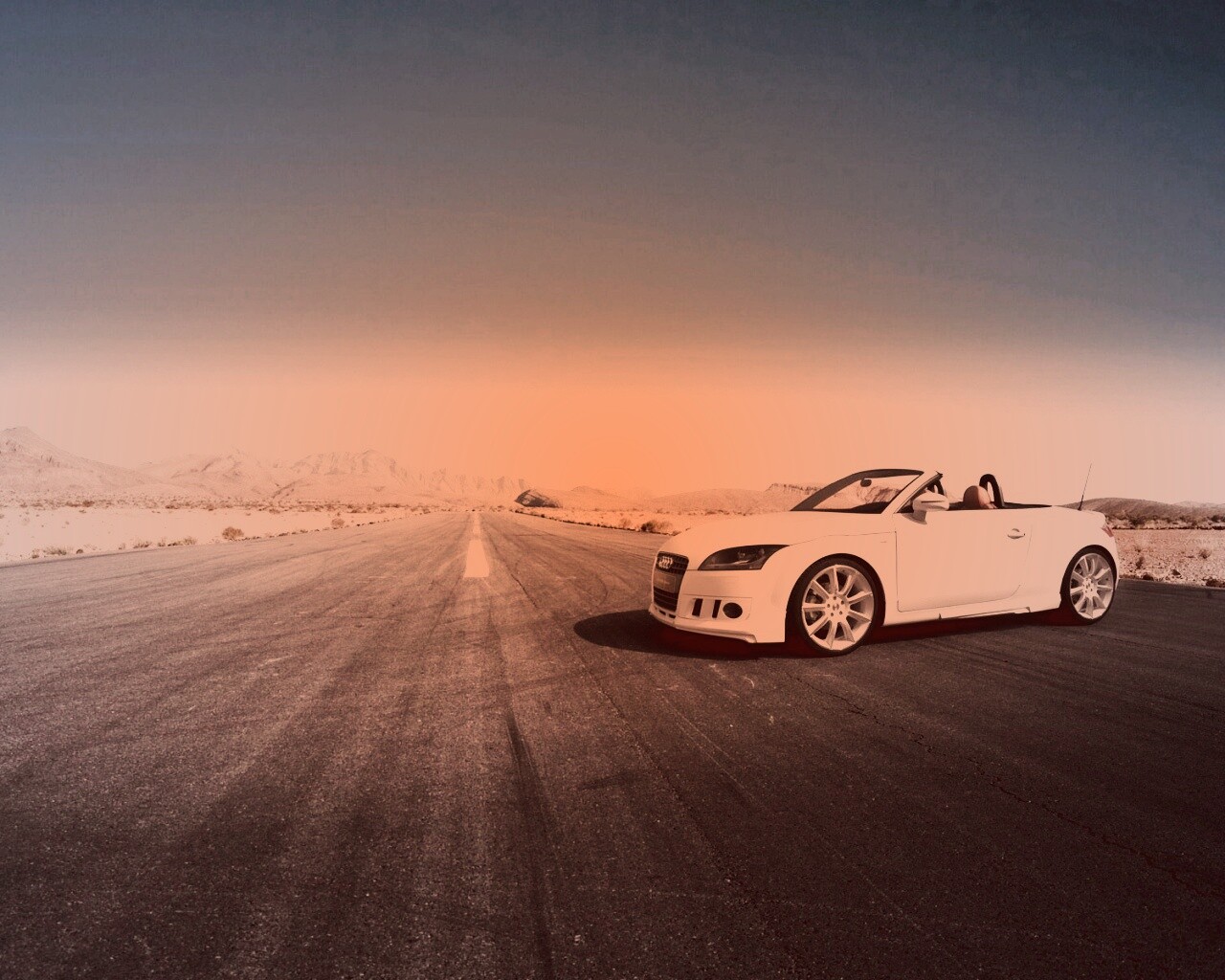 Кабриолет Ауди на пустынной дорге обои
