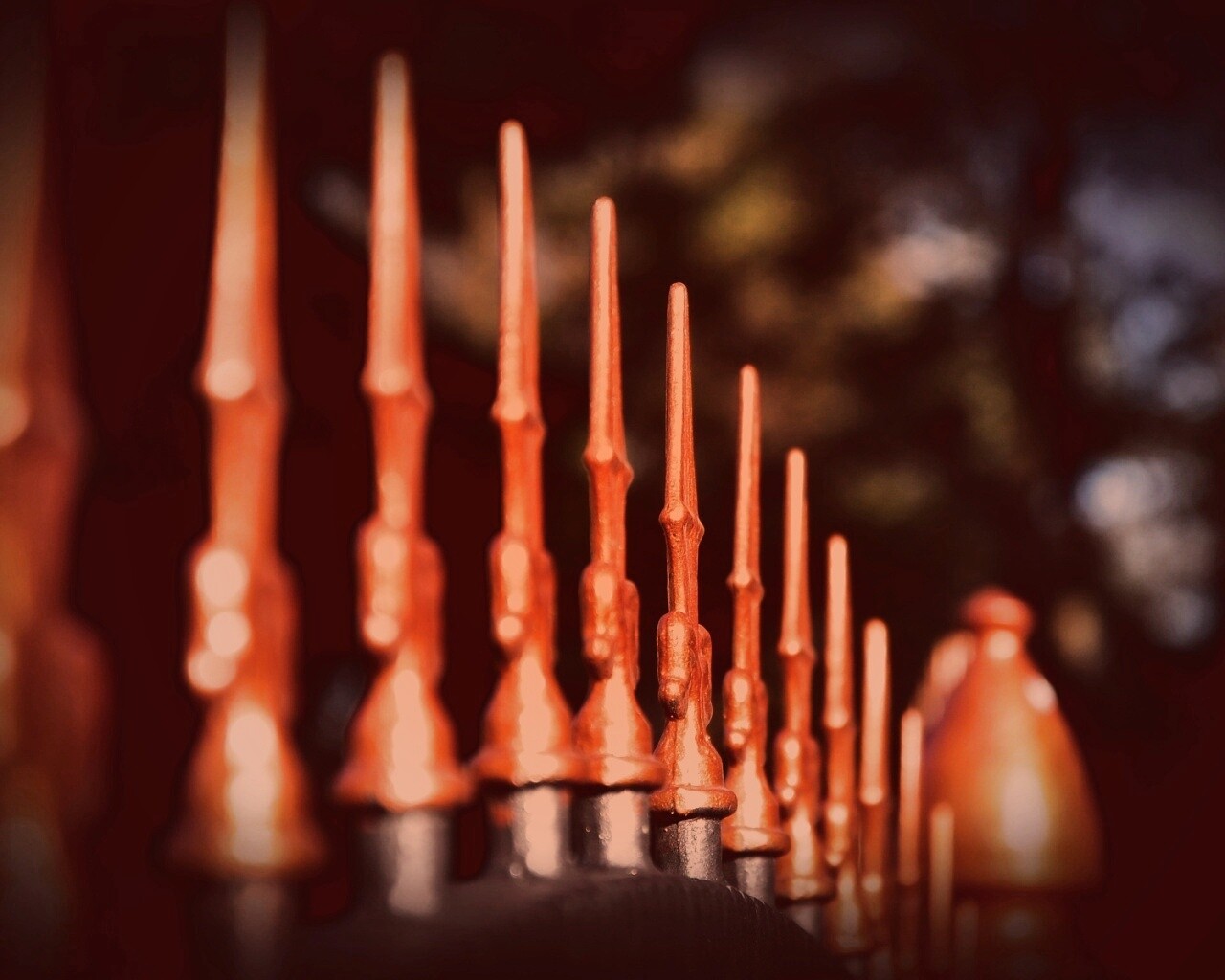 Оранжевые наконечники на ограде обои