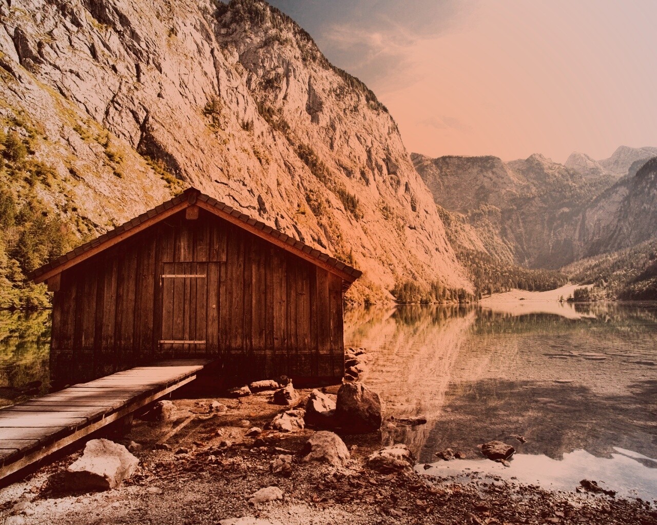 Лодный сарай на горном озере обои