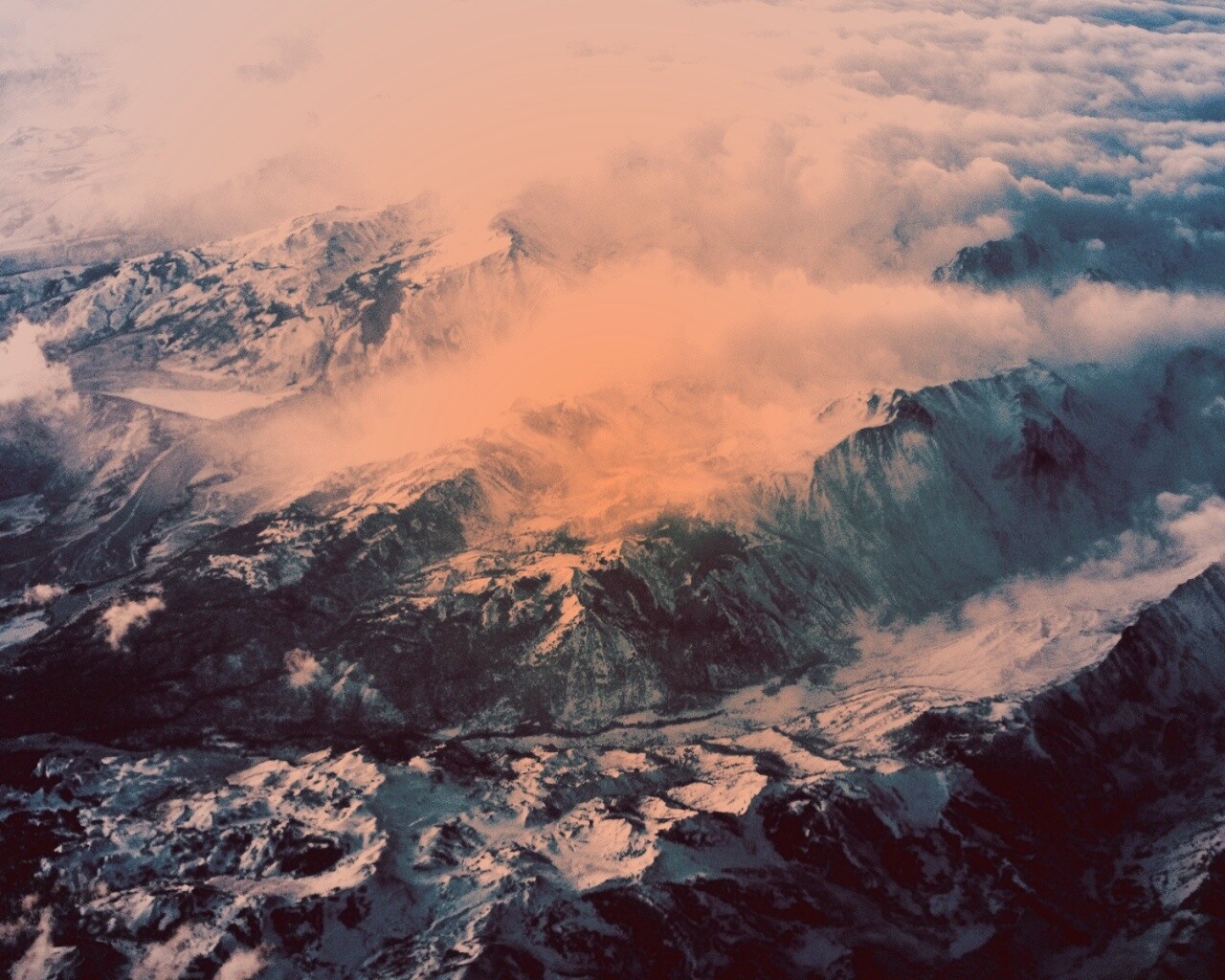 Облака в горах обои