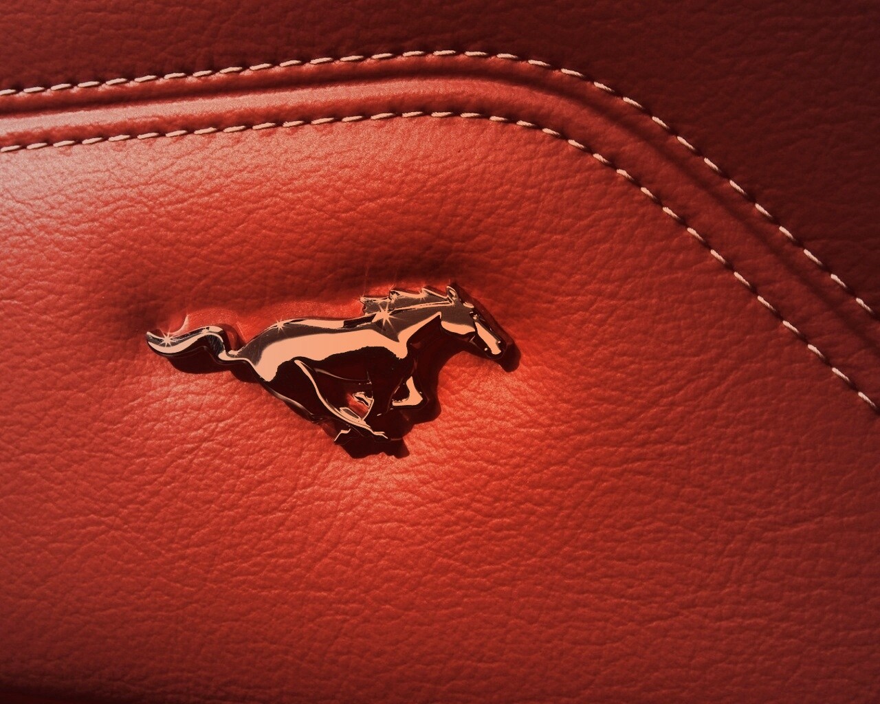 Кожаный салон Форда Мустанг обои