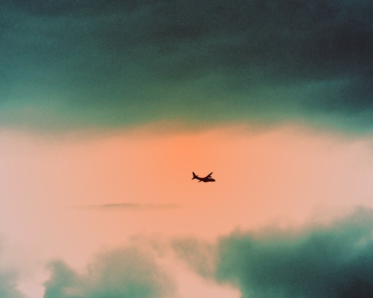 Самолет в небе обои