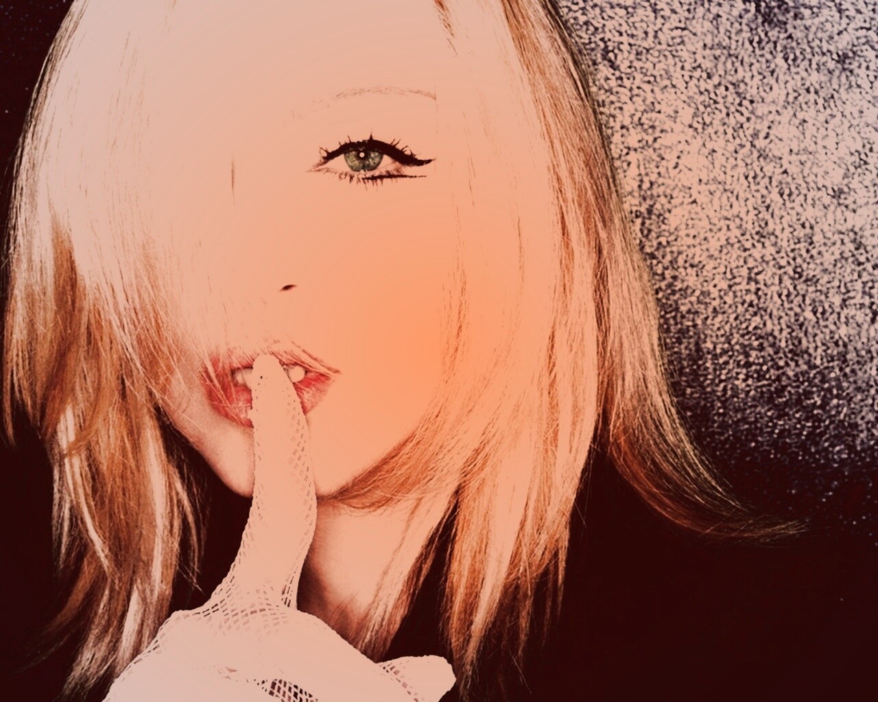 Мадонна прикладывает палец к губам обои