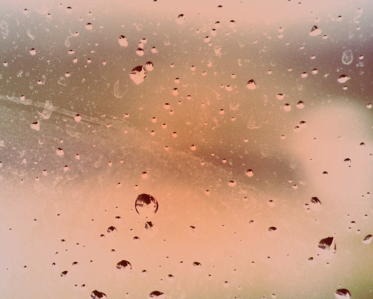 Капли на грязном стекле обои