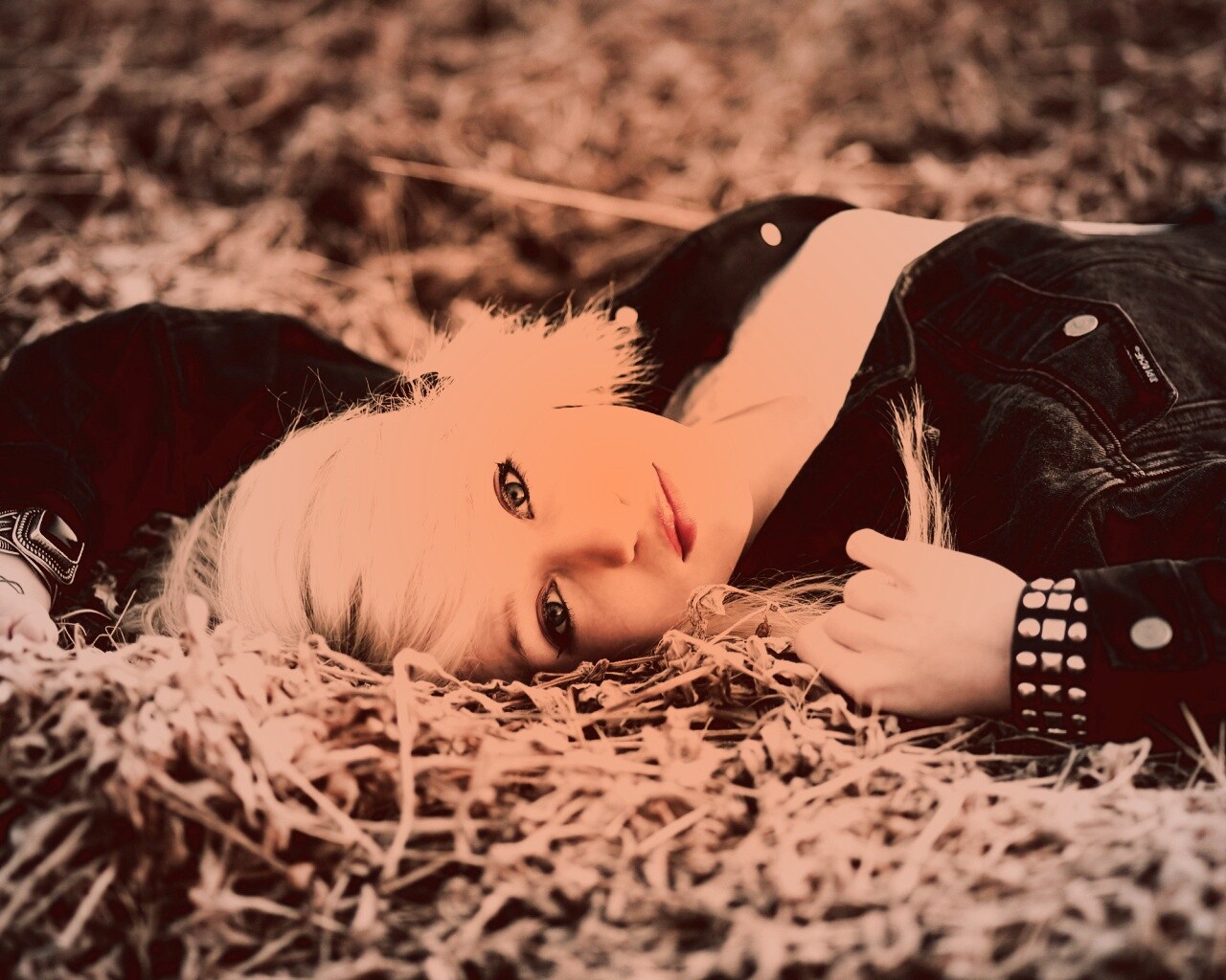 Блондинка лежащая на траве обои