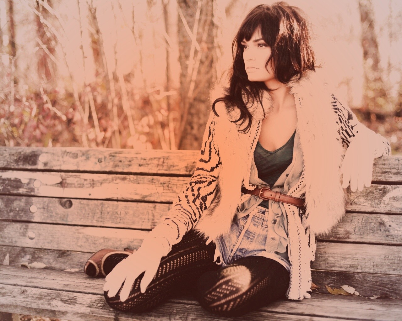 Красивая девушка сидит на скамейке обои