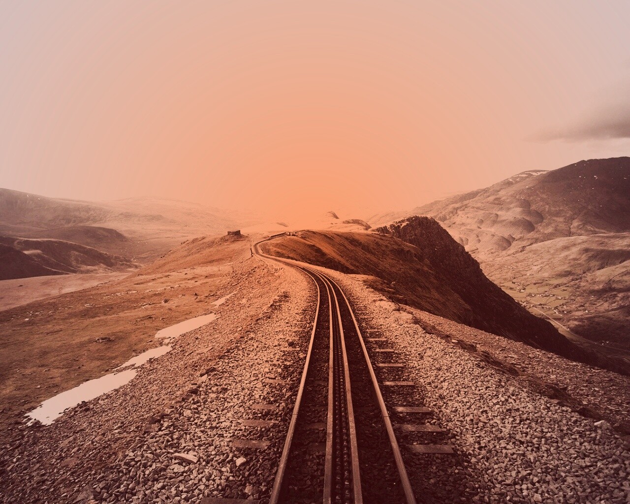 Рельсы уходящие вдаль обои