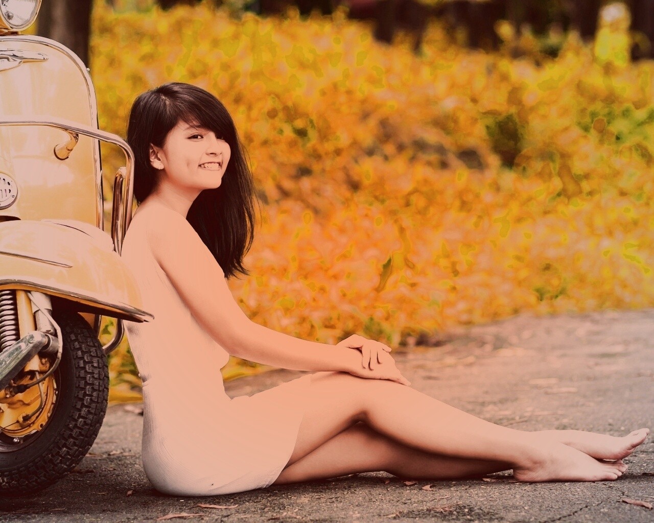 Девушка и мопед обои