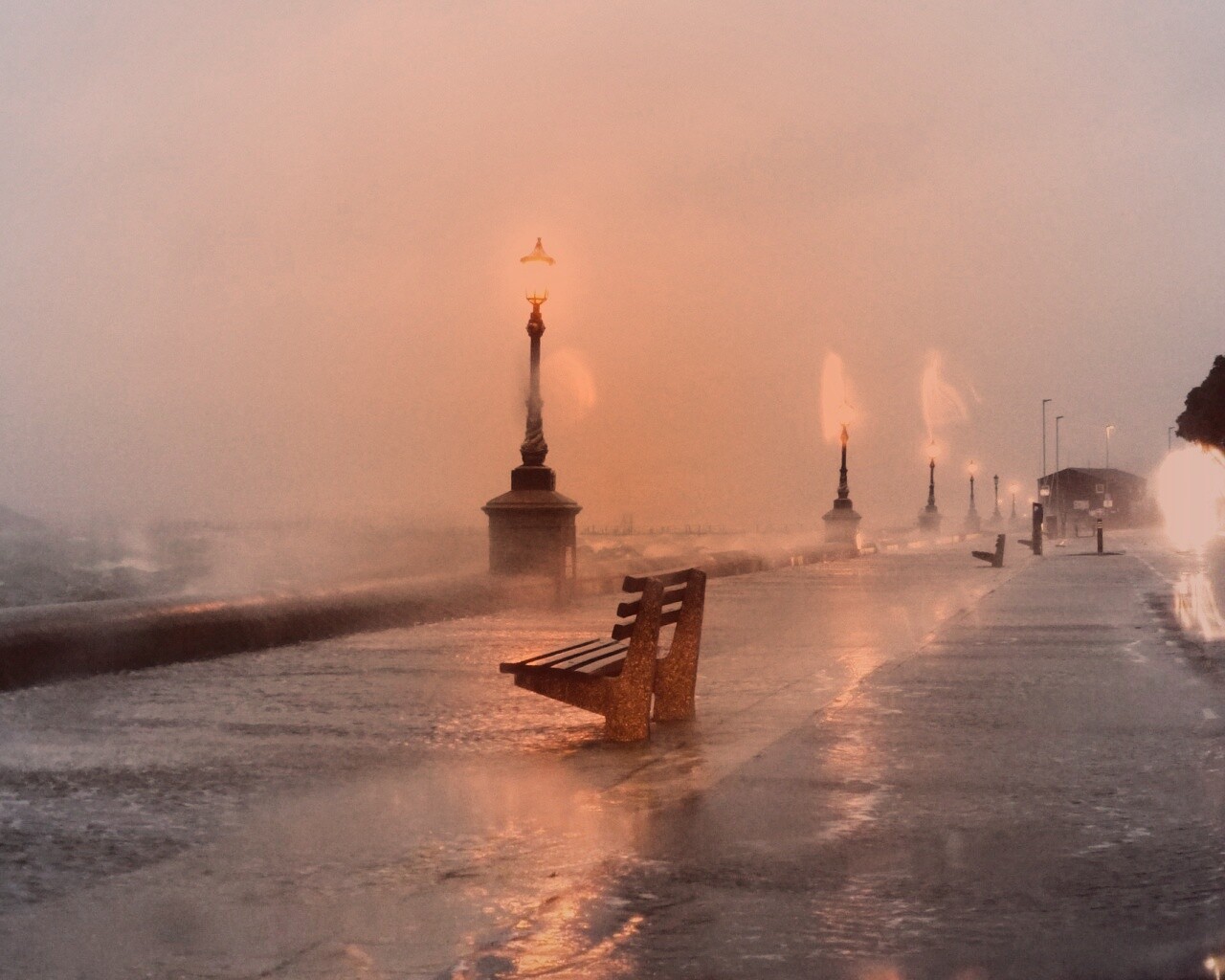 Набережная в ливень обои