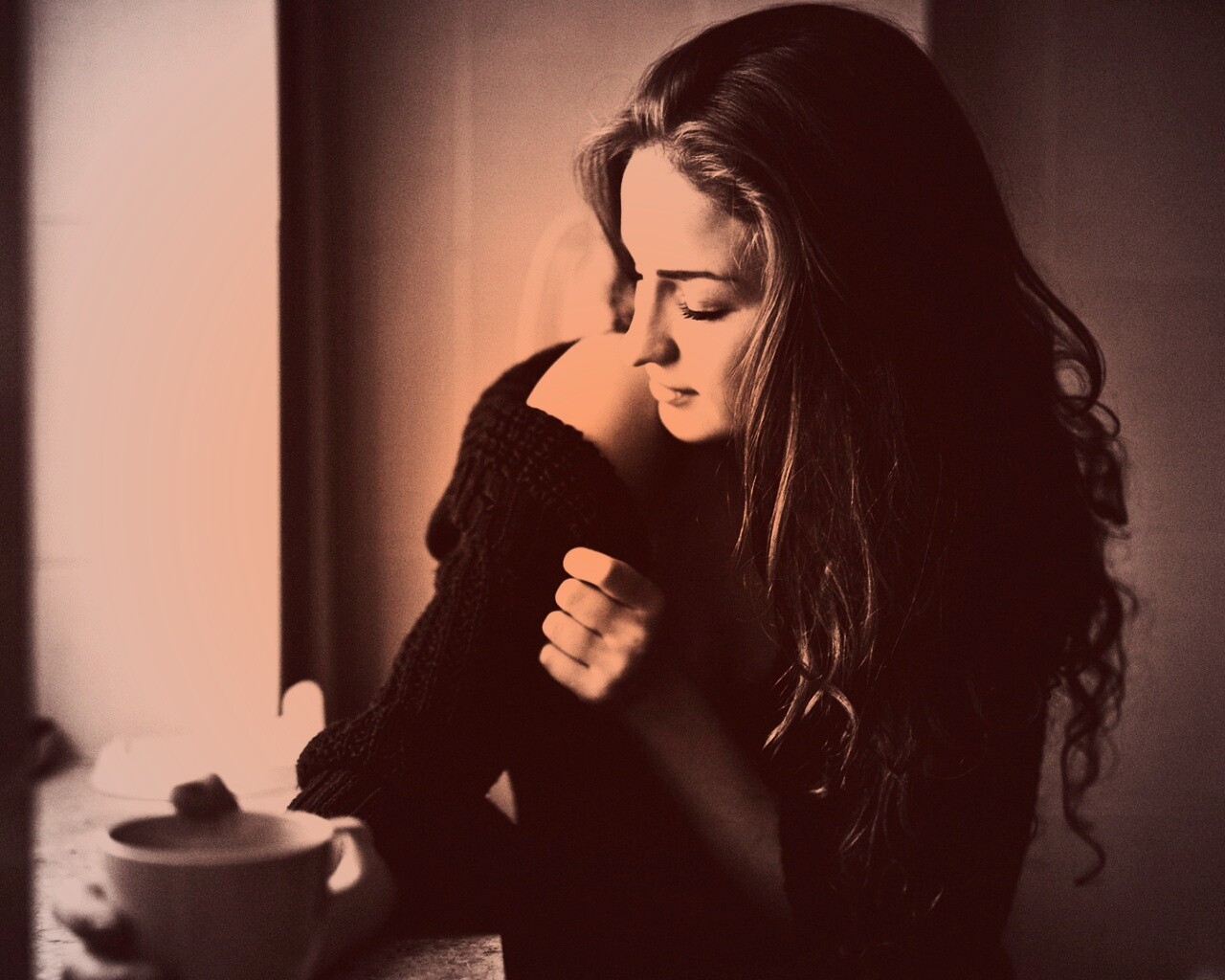 Обнаженное плечо и чашка кофе обои