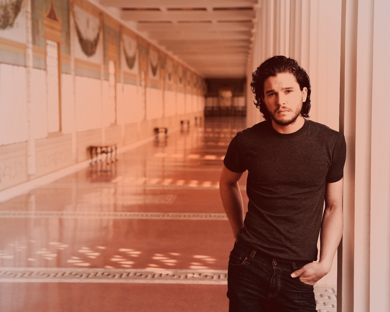 Кит Харингтон у колонны обои