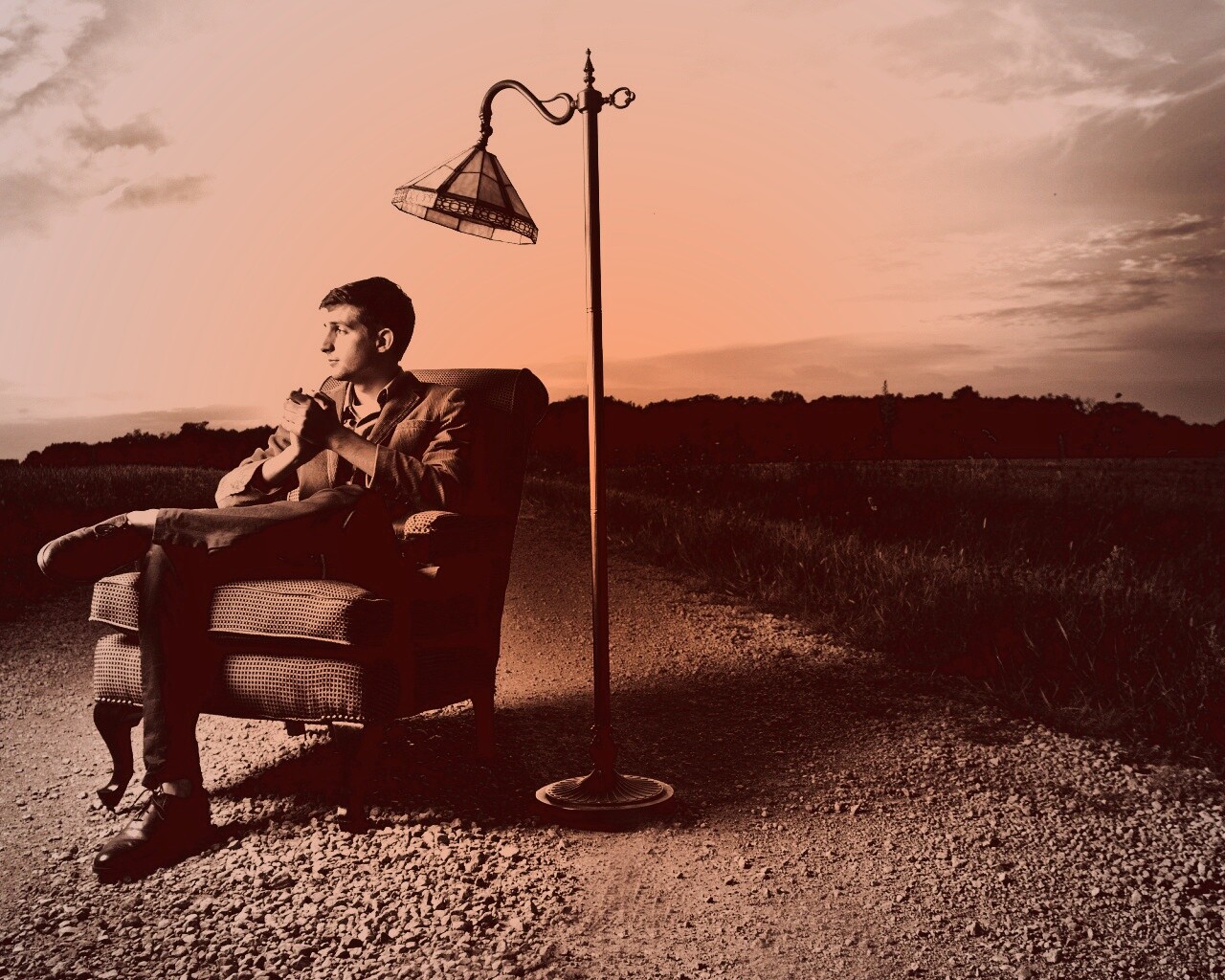 Мужчина в кресле обои