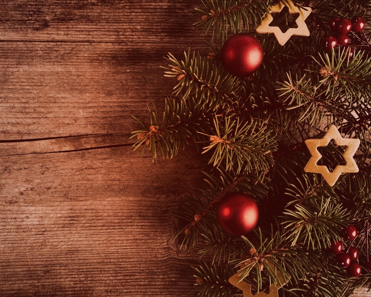 Новогодние игрушки на еловой ветке обои