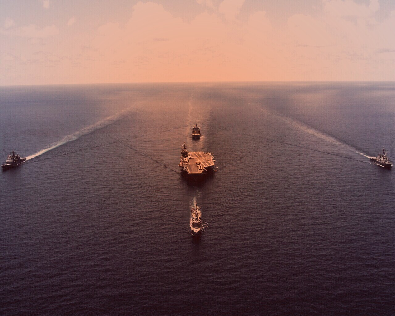 Авианосец с эскортом обои