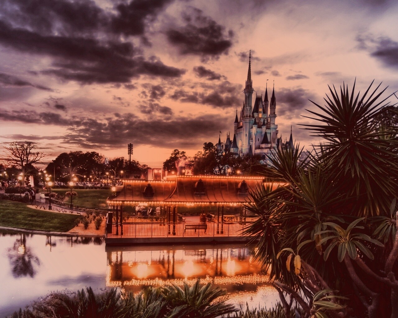 Диснеёленд вечером обои