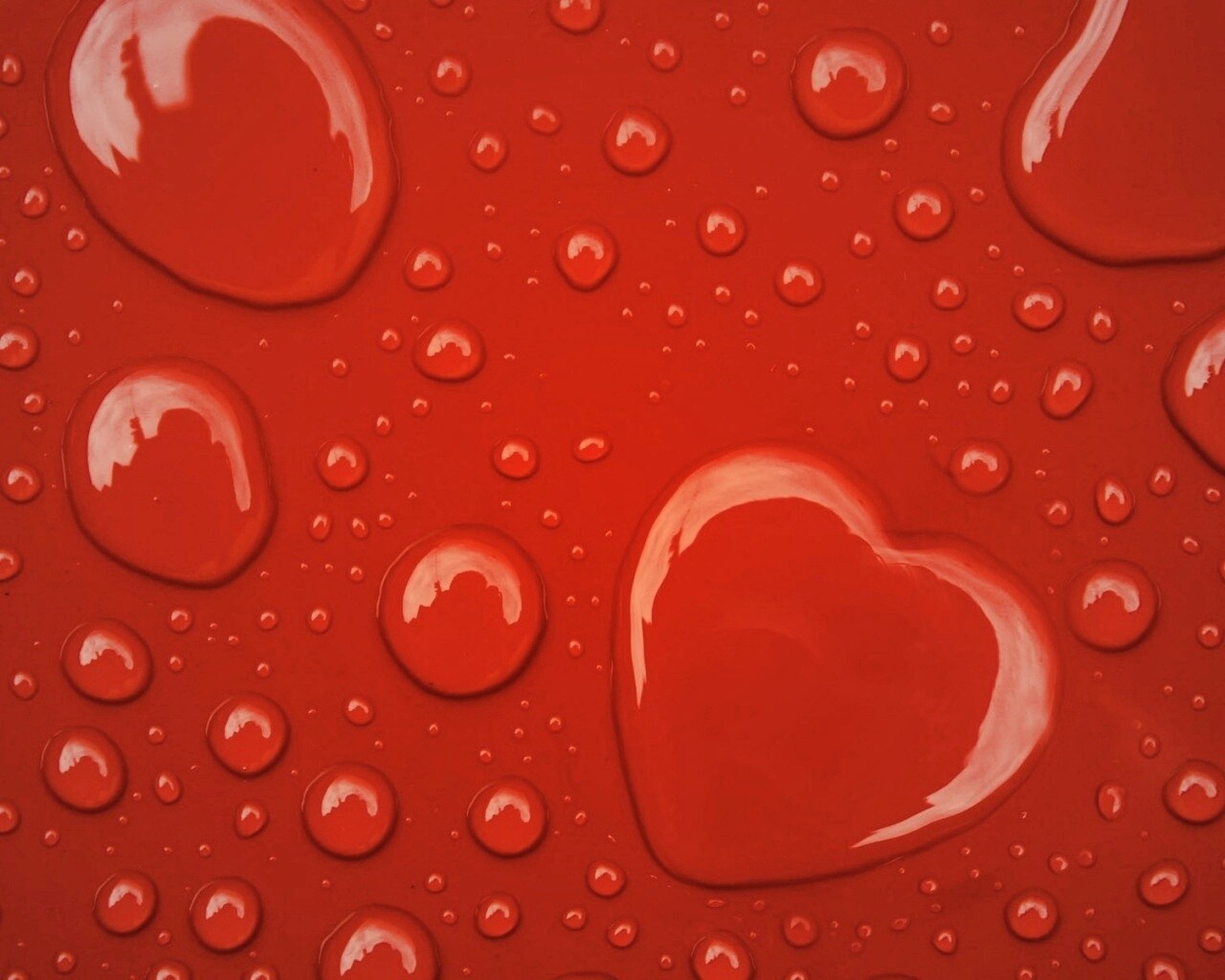 Капли на красном фоне обои