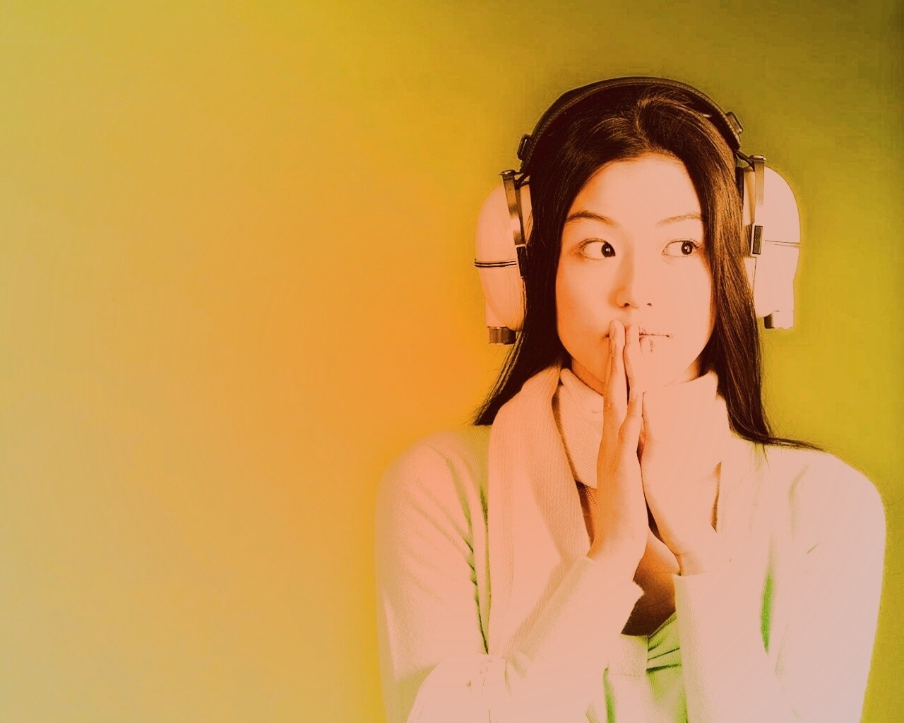 Японка в наушниках обои