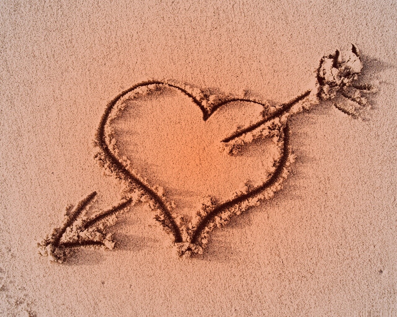Сердце на песке обои