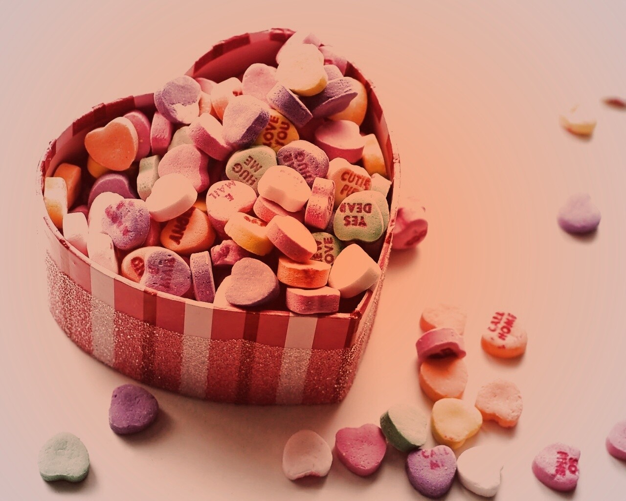 Конфеты в форме сердца обои