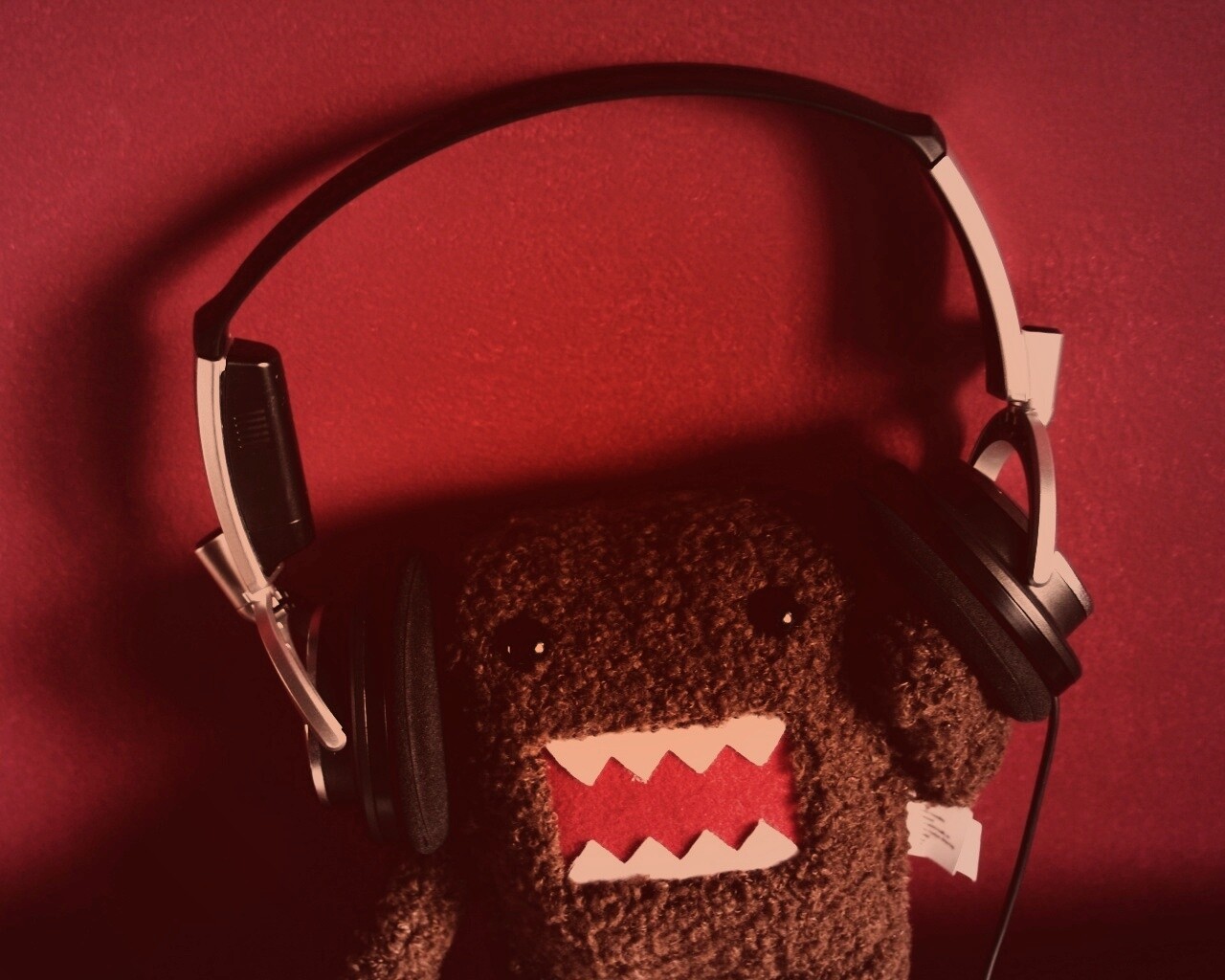 Демокун в наушниках обои