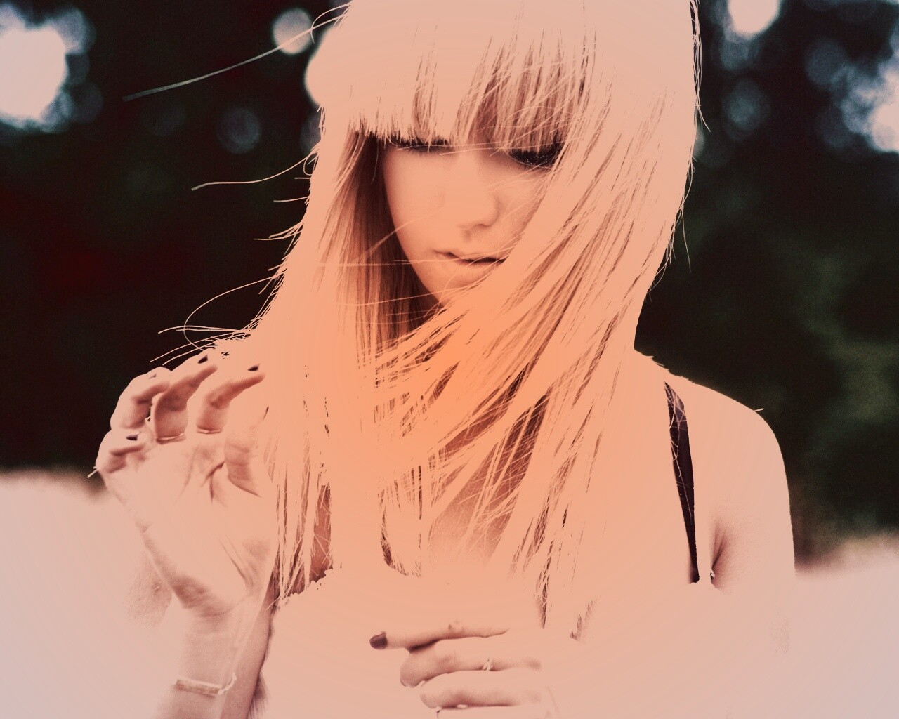 Красивая блондинка с ромашкой обои