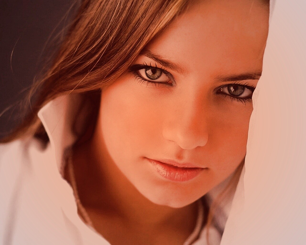 Красивая молодая девушка обои